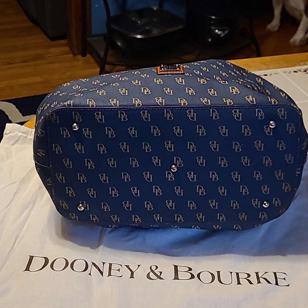 Dooney & Bourke Navy & Gold Bag.  Pre-loved - Picture 8 of 16